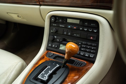 2000 Jaguar XK8 In vendita (immagine 32 di 125)