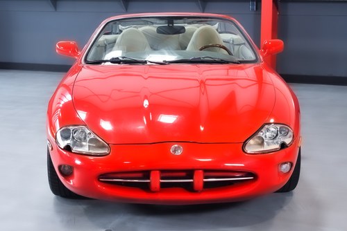 NO RESERVE - Jaguar XK8 Convertible 4,0L V8 For Sale (picture 2 of 61)