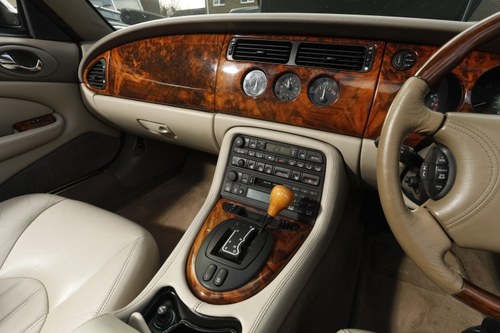 2000 Jaguar XK8 Convertible For Sale (picture 72 of 250)