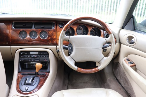 2001 Jaguar XK8 Coupe In vendita (immagine 22 di 103)