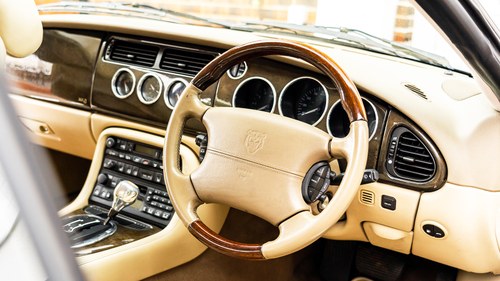 NO RESERVE - 2001 Jaguar XKR In vendita (immagine 18 di 128)