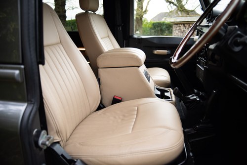 2015 Land Rover Defender 90 Td – Pick Up to Station Wagon Conversion till salu (bild 80 av 197)