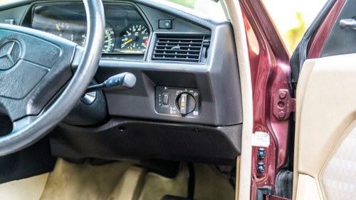 1993 Mercedes-Benz 190E 2.0 Te koop (foto 24 van 139)