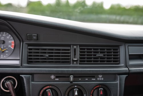 NO RESERVE - 1987 Mercedes-Benz 190E In vendita (immagine 48 di 175)