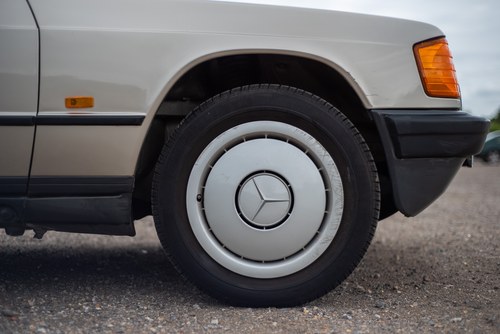 NO RESERVE - 1987 Mercedes-Benz 190E In vendita (immagine 25 di 175)