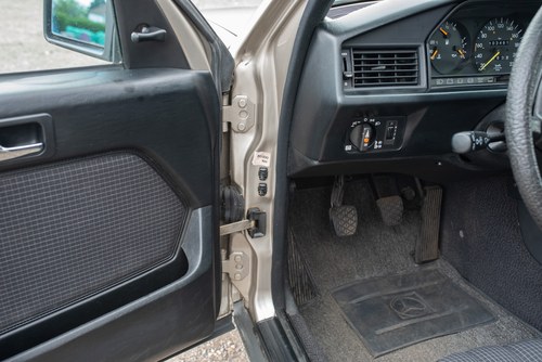 NO RESERVE - 1987 Mercedes-Benz 190E In vendita (immagine 86 di 175)