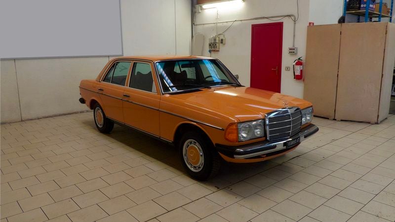 1977 Mercedes-Benz 200D (W123) For Sale (picture 1 of 96)