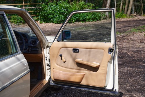 NO RESERVE - 1984 Mercedes Benz 200 (W123) In vendita (immagine 18 di 91)