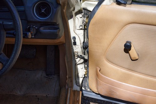 NO RESERVE - 1984 Mercedes Benz 200 (W123) In vendita (immagine 43 di 91)