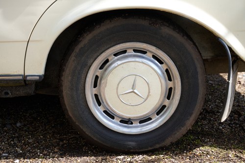 NO RESERVE - 1984 Mercedes Benz 200 (W123) In vendita (immagine 15 di 91)