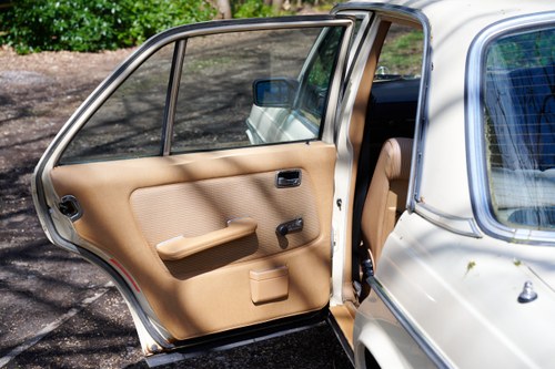 NO RESERVE - 1984 Mercedes Benz 200 (W123) In vendita (immagine 21 di 91)