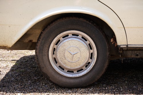 NO RESERVE - 1984 Mercedes Benz 200 (W123) In vendita (immagine 16 di 91)