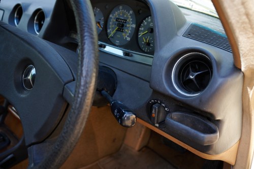 NO RESERVE - 1984 Mercedes Benz 200 (W123) In vendita (immagine 40 di 91)