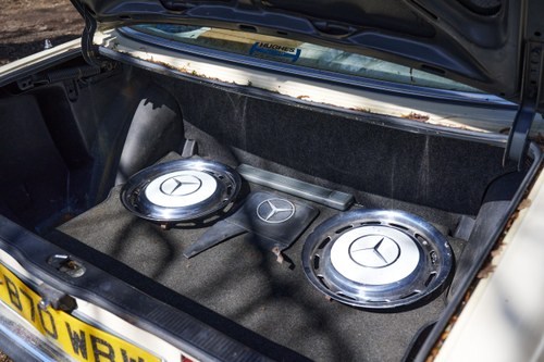 NO RESERVE - 1984 Mercedes Benz 200 (W123) In vendita (immagine 48 di 91)