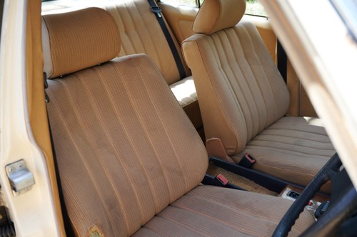 NO RESERVE - 1984 Mercedes Benz 200 (W123) In vendita (immagine 24 di 91)