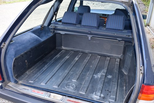 NO RESERVE - 1992 Mercedes-Benz 200TE estate zum Verkauf (Bild 42 von 187)