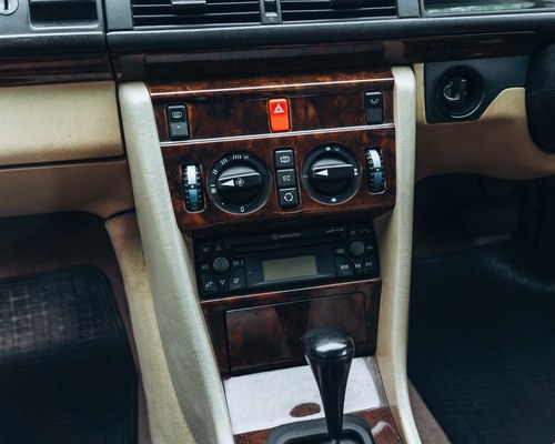 NO RESERVE - 1993 Mercedes-Benz 220CE Auto (W124) zum Verkauf (Bild 23 von 153)