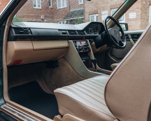 NO RESERVE - 1993 Mercedes-Benz 220CE Auto (W124) zum Verkauf (Bild 13 von 153)