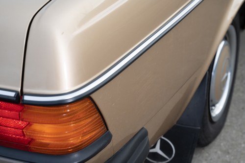 1984 Mercedes 230E W123 In vendita (immagine 111 di 170)