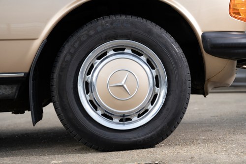 1984 Mercedes 230E W123 In vendita (immagine 27 di 170)