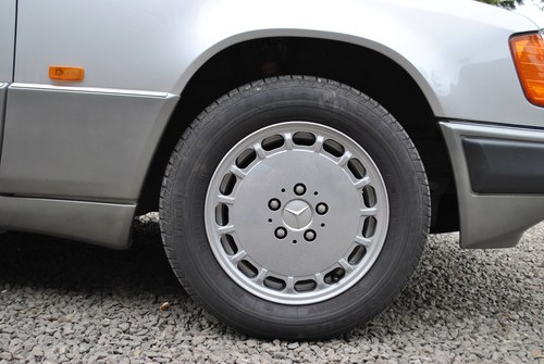 1989 Mercedes Benz 230CE Auto (C124) For Sale (picture 8 of 89)