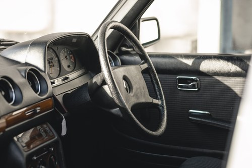 1985 Mercedes-Benz 230E (W123) à vendre (picture 25 of 204)