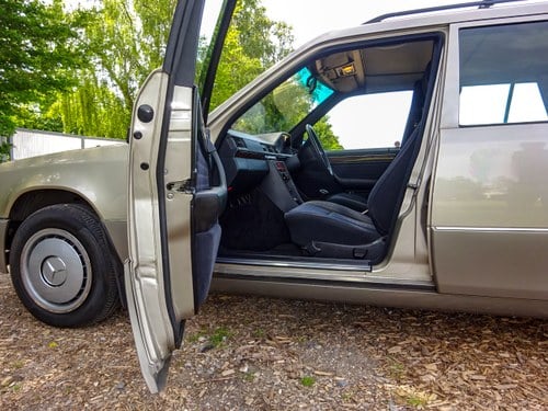 1989 Mercedes-Benz 230TE Estate (S124) zum Verkauf (Bild 46 von 146)