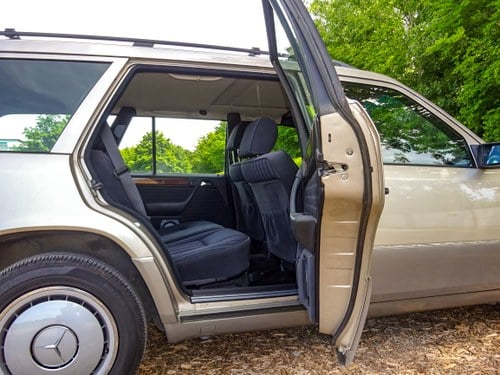 1989 Mercedes-Benz 230TE Estate (S124) zum Verkauf (Bild 40 von 146)