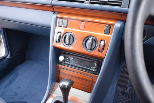 NO RESERVE - 1994 Mercedes-Benz E280 (W124) En venta (imagen 25 de 100)