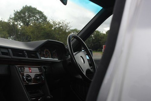 1992 Mercedes-Benz 300E (W124) zum Verkauf (Bild 46 von 161)