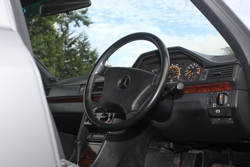 1992 Mercedes-Benz 300E (W124) zum Verkauf (Bild 30 von 161)