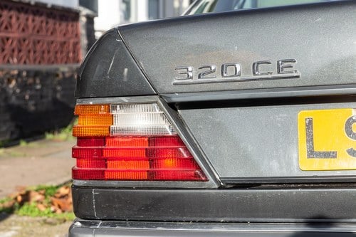 NO RESERVE - 1993 Mercedes-Benz 320CE Automatic (W124) In vendita (immagine 169 di 227)