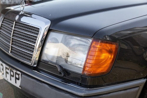 NO RESERVE - 1993 Mercedes-Benz 320CE Automatic (W124) In vendita (immagine 138 di 227)