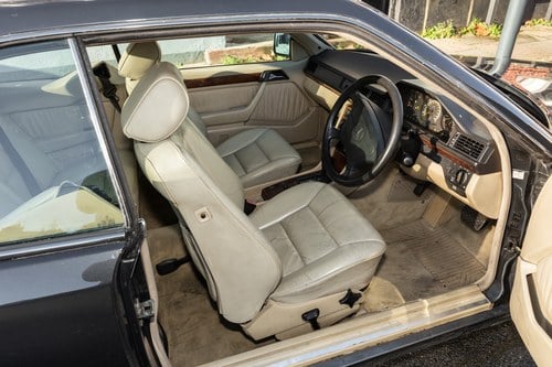NO RESERVE - 1993 Mercedes-Benz 320CE Automatic (W124) In vendita (immagine 107 di 227)