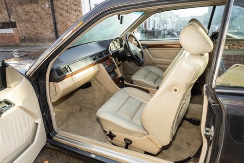 NO RESERVE - 1993 Mercedes-Benz 320CE Automatic (W124) In vendita (immagine 65 di 227)