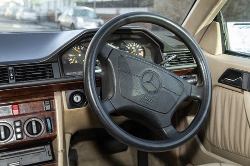 NO RESERVE - 1993 Mercedes-Benz 320CE Automatic (W124) In vendita (immagine 88 di 227)