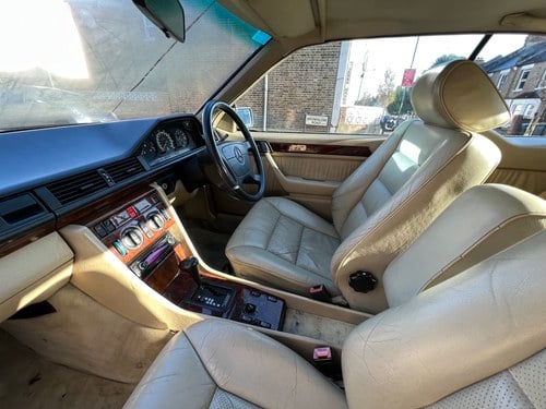 NO RESERVE - 1993 Mercedes-Benz 320CE Automatic (W124) In vendita (immagine 49 di 227)