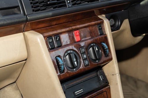 NO RESERVE - 1993 Mercedes-Benz 320CE Automatic (W124) In vendita (immagine 85 di 227)