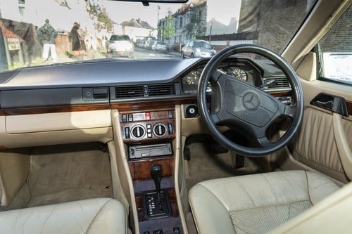 NO RESERVE - 1993 Mercedes-Benz 320CE Automatic (W124) In vendita (immagine 87 di 227)