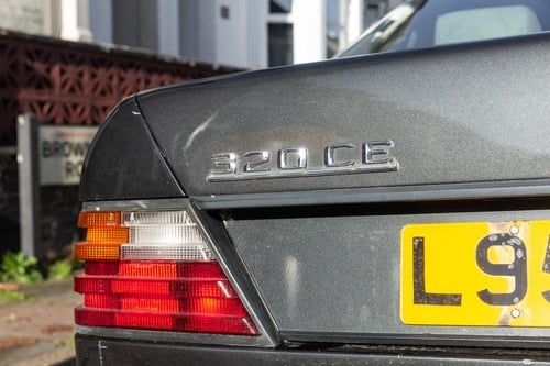 NO RESERVE - 1993 Mercedes-Benz 320CE Automatic (W124) In vendita (immagine 166 di 227)