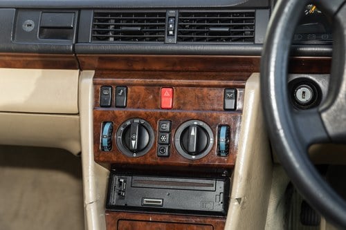 NO RESERVE - 1993 Mercedes-Benz 320CE Automatic (W124) In vendita (immagine 97 di 227)