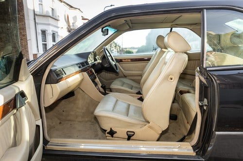 NO RESERVE - 1993 Mercedes-Benz 320CE Automatic (W124) In vendita (immagine 64 di 227)