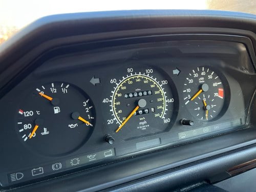 NO RESERVE - 1993 Mercedes-Benz 320CE Automatic (W124) In vendita (immagine 39 di 227)