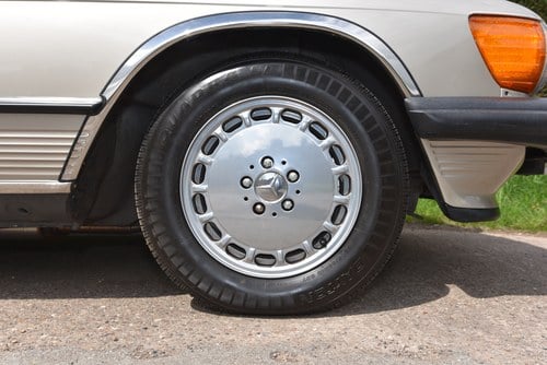 1988 Mercedes-Benz 560SL LHD zum Verkauf (Bild 14 von 128)