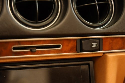 1985 Mercedes-Benz SL 500 (R107) zum Verkauf (Bild 34 von 100)