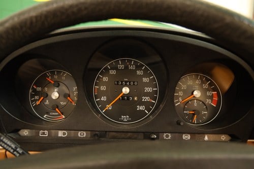 1985 Mercedes-Benz SL 500 (R107) zum Verkauf (Bild 28 von 100)