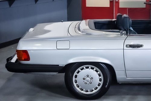 NO RESERVE - 1988 Mercedes-Benz 560 SL LHD (R107) En venta (imagen 57 de 88)