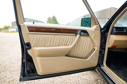 1989 Mercedes-Benz E200 (W124) For Sale (picture 31 of 109)