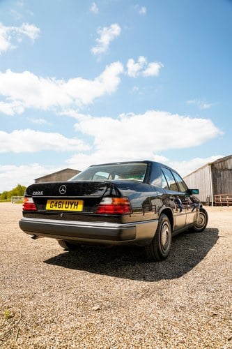 1989 Mercedes-Benz E200 (W124) For Sale (picture 8 of 109)