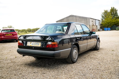 1989 Mercedes-Benz E200 (W124) For Sale (picture 4 of 109)